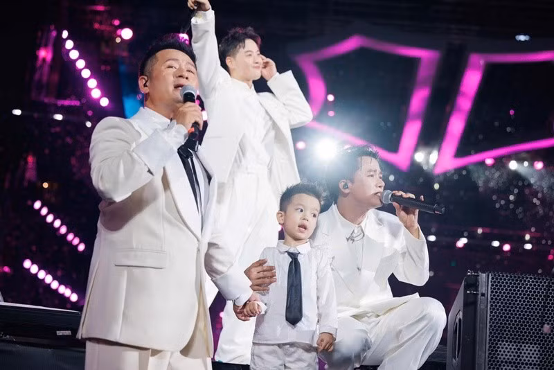 Bé Benly hát và thể hiện cảm xúc không thua kém người lớn. Ảnh: FB Benly Nguyễn.