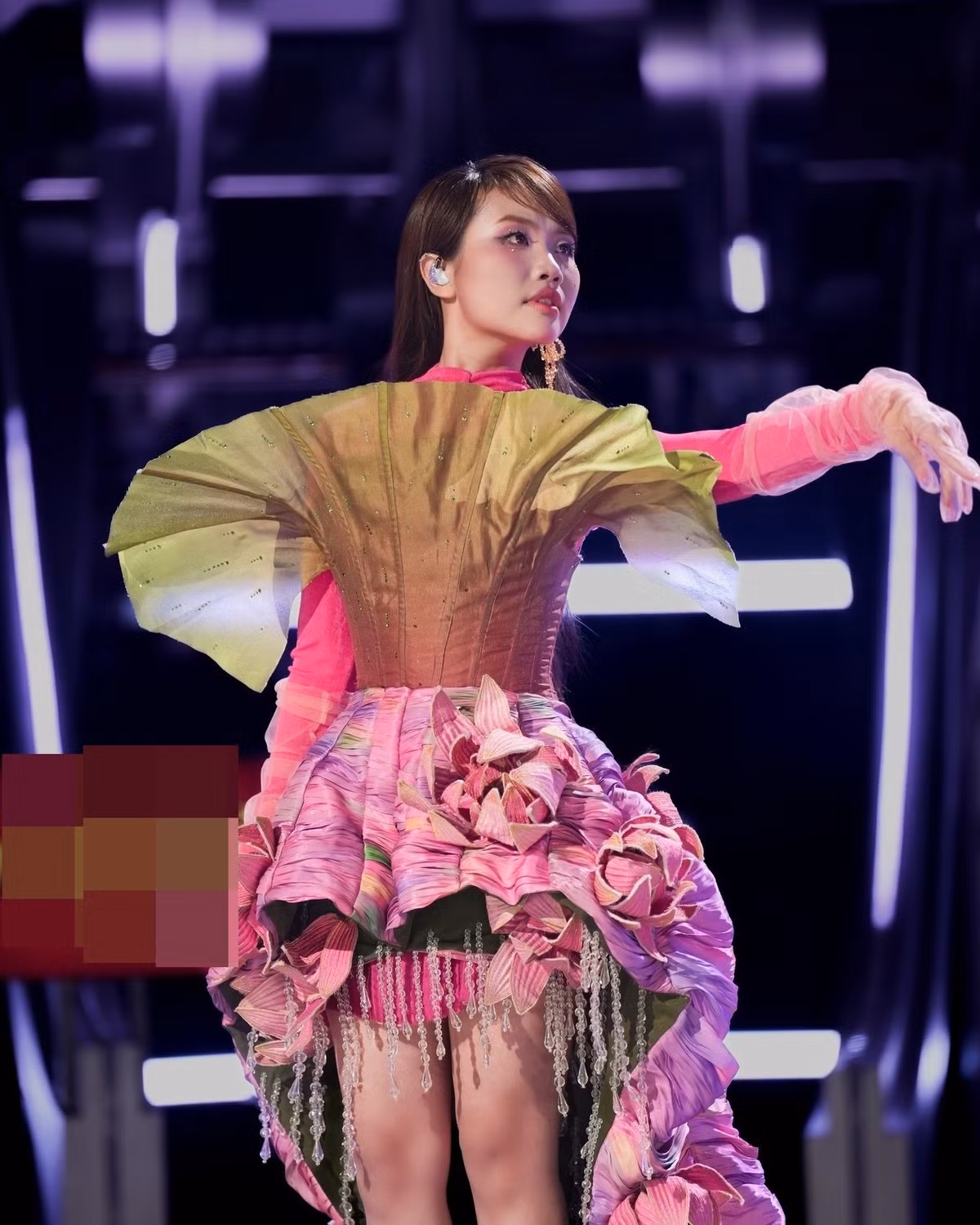 Ở tứ kết Sing! Asia 2025, Phương Mỹ Chi hát Bóng phù hoa. Tiết mục giúp cô giành chiến thắng. Ảnh: FB Phương Mỹ Chi.