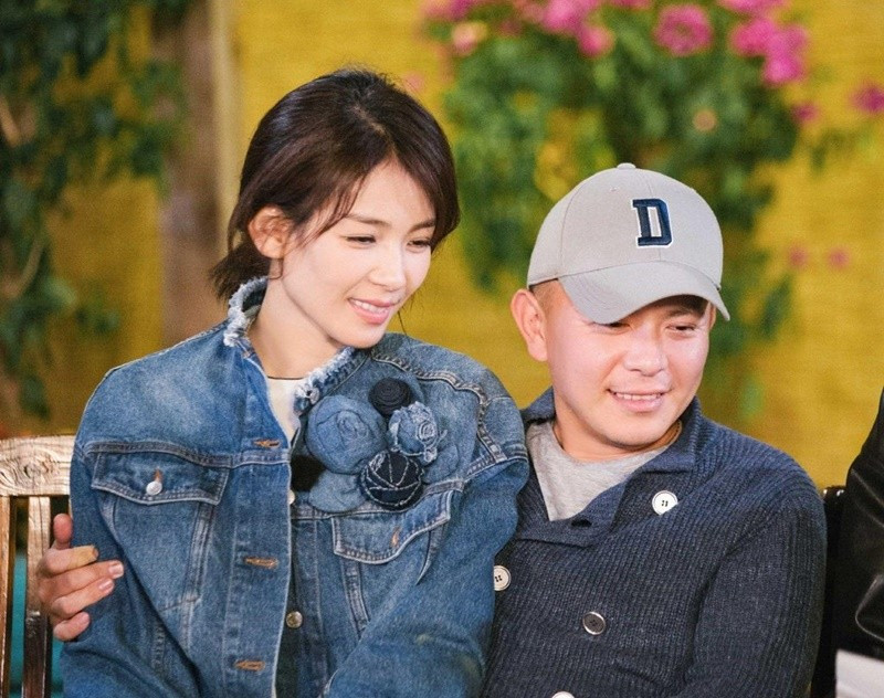 Sau khi vượt qua khủng hoảng tài chính, Lưu Đào vẫn tiếp tục hoạt động nghệ thuật, song song với việc chăm sóc gia đình nhỏ. Ảnh: Elle.