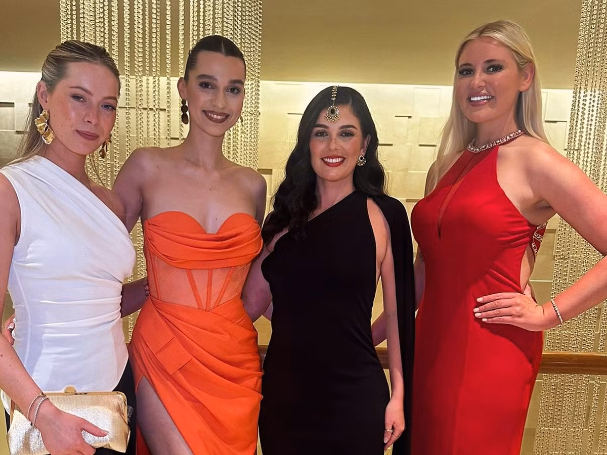 “Một trong những món quà tuyệt vời nhất của hành trình này là tình bạn với những người phụ nữ tuyệt vời đến từ khắp nơi trên thế giới. Các cô gái là những người chị em tuyệt vời của tôi. Tôi luôn trân trọng từng những cuộc trò chuyện muộn. Dù ở bất cứ đâu, chúng ta mãi mãi gắn bó như bạn tri kỷ”, Milla chia sẻ. Ảnh: FB Milla Magee.