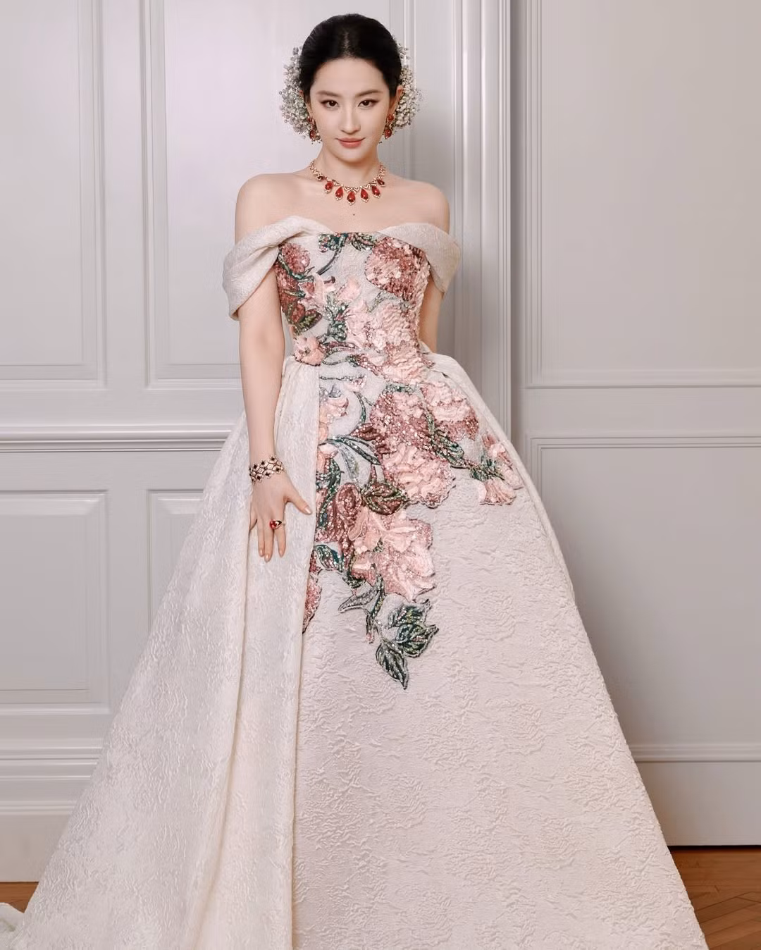 Lưu Diệc Phi vẫn giữ được sức hút sau nhiều năm hoạt động nghệ thuật.