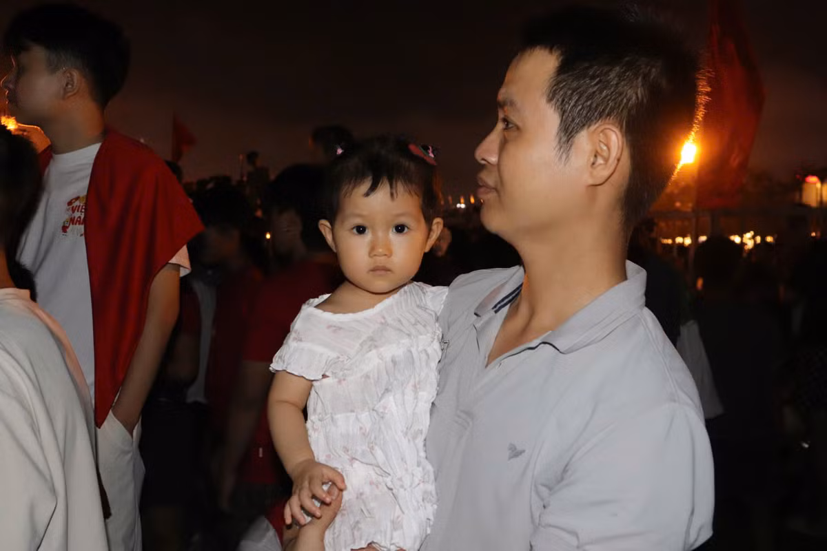 Anh Quân (Hà Nội) chia sẻ: “Tôi cùng vợ và con gái đã đến từ 5h chiều để chờ đợi. Lần đầu tiên được chứng kiến những khẩu pháo ở khoảng cách gần như thế, tôi cảm thấy vừa phấn khích vừa tự hào".