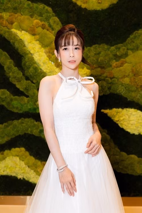 Châu Tuyết Vân gắn bó nhiều năm với bộ môn taekwondo. Cô sở hữu gương mặt nhỏ nhắn cùng vóc dáng săn chắc, gọn gàng đặc trưng của một vận động viên. Trên sàn đấu, nữ võ sĩ quen thuộc với võ phục và những bài quyền dứt khoát, còn khi rời thảm đấu, cô lại cho thấy sự linh hoạt trong phong cách thời trang.