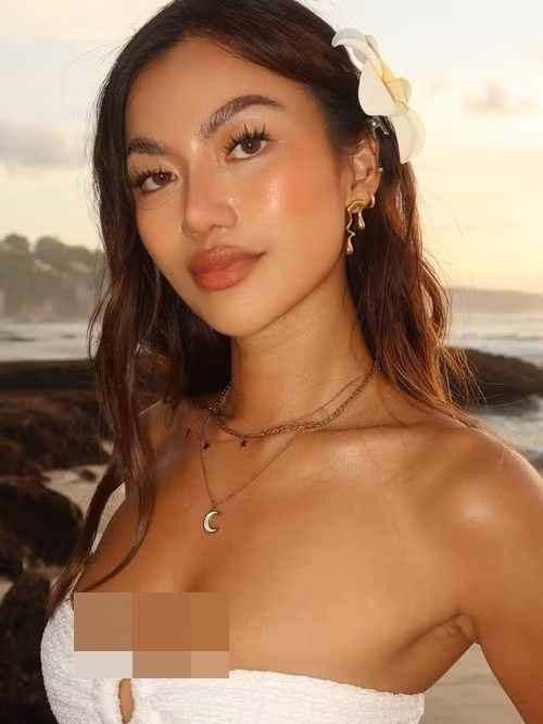 Sanly sinh năm 1996, sở hữu gương mặt sắc sảo. Ảnh: Instagram Sanly Liuu.