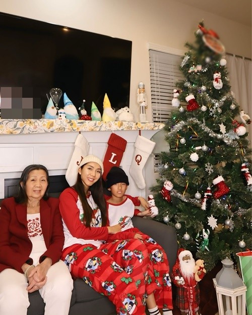 Siêu mẫu Ngọc Quyên cùng con trai đầu lòng và mẹ ruột chụp ảnh kỷ niệm bên cây thông tại nhà dịp Giáng sinh. Ảnh: FB Ngọc Quyên.