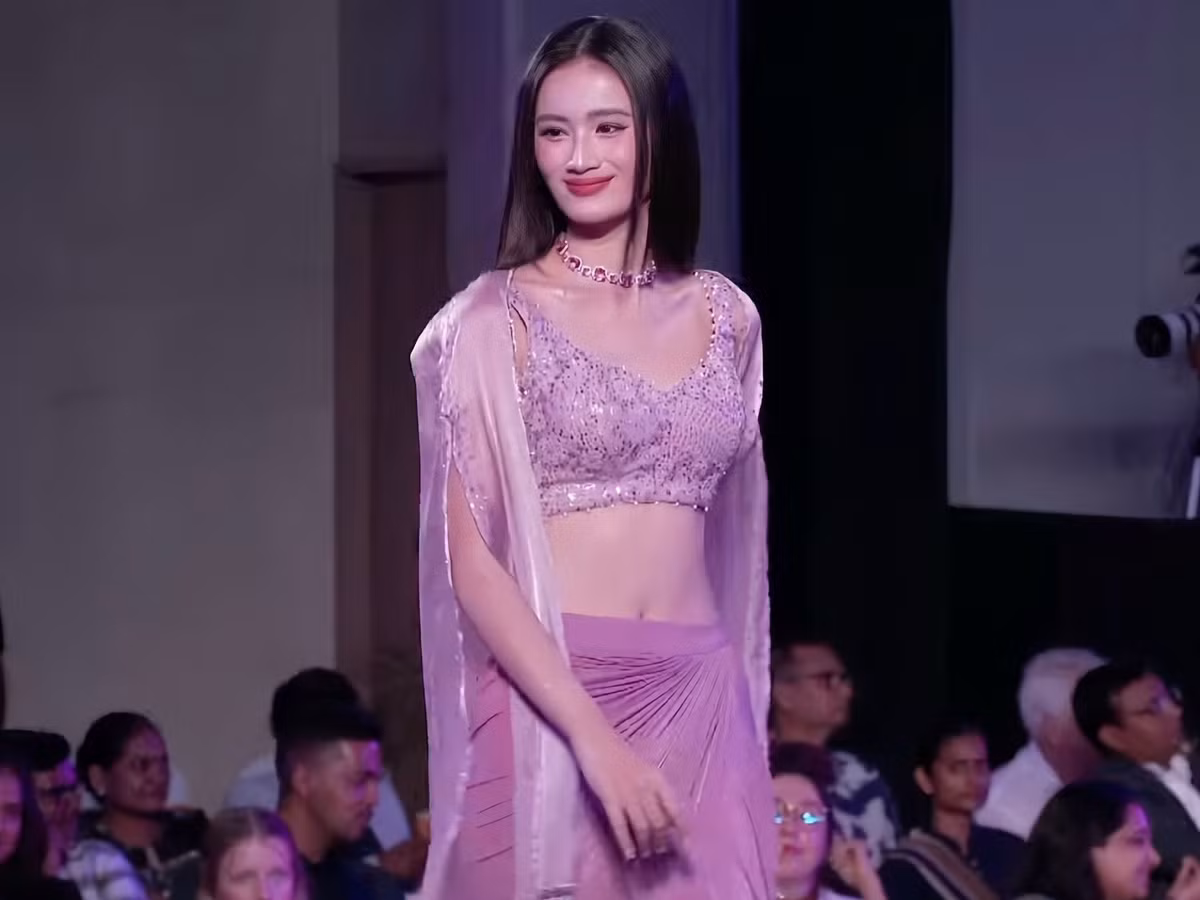 Đại diện Việt Nam trình diễn cuối cùng trong nhóm thí sinh châu Á - Thái Bình Dương. Trên sân khấu, Ý Nhi xuất hiện với kiểu tóc duỗi thẳng, thể hiện những bước đi uyển chuyển, mềm mại tôn lên bộ trang phục. Người đẹp gây ấn tượng với khả năng trình diễn tự nhiên, liên tục giao lưu bằng ánh mắt với khán giả. Trong phần kết màn, Huỳnh Trần Ý Nhi tự tin đi đầu dàn thí sinh khu vực. Ảnh: FB Ý Nhi.