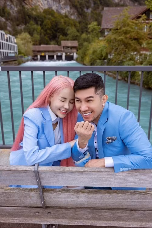 Từ khi gắn bó với Lương Bằng Quang, Ngân 98 được nửa kia dạy nghề trở thành DJ. Ảnh: Đời Sống Gia Đình.