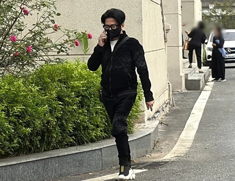 Vũ Hà được tại ngoại, luôn né tránh ống kính khi xuất hiện tại tòa. Ảnh: Tiền Phong.