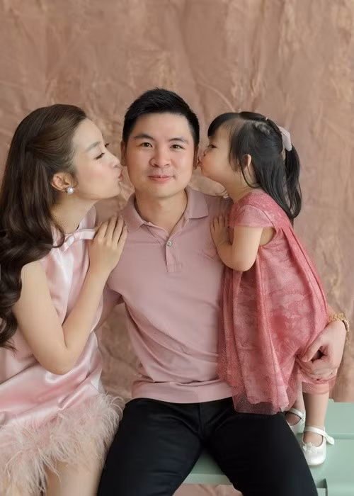 Đón sinh nhật lần thứ 2, bé Tuệ An chụp bộ ảnh nghệ thuật bên bố mẹ. Ảnh: FB Đỗ Mỹ Linh.