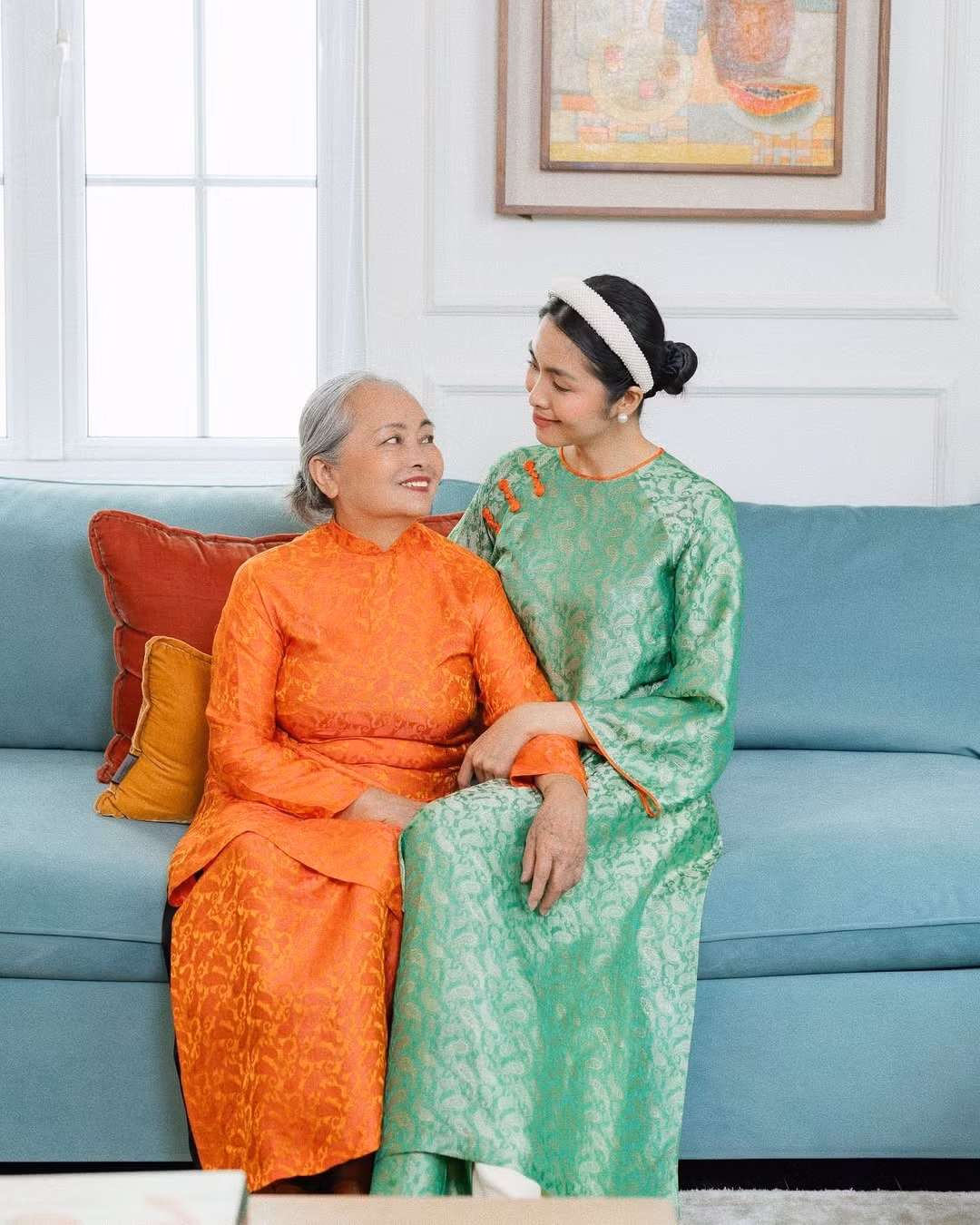 Hà Tăng thường ưu tiên phom dáng áo dài đường cắt may tinh tế, giữ được sự kín đáo, nền nã.