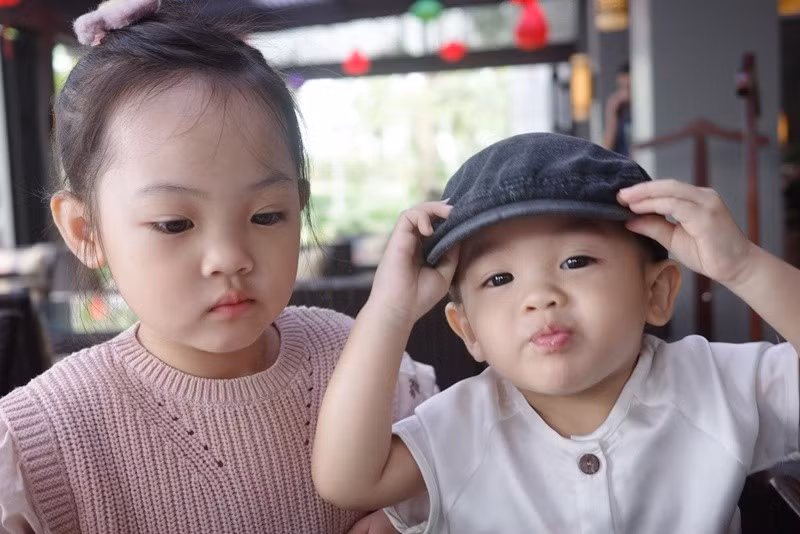 Bé Suchin chiều chuộng em trai. Ảnh: FB Đàm Thu Trang.