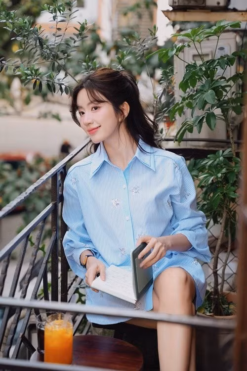 Trong phong cách thường ngày, nữ diễn viên ưu tiên những thiết kế ôm vừa phải, hướng đến sự gọn gàng và thanh lịch.