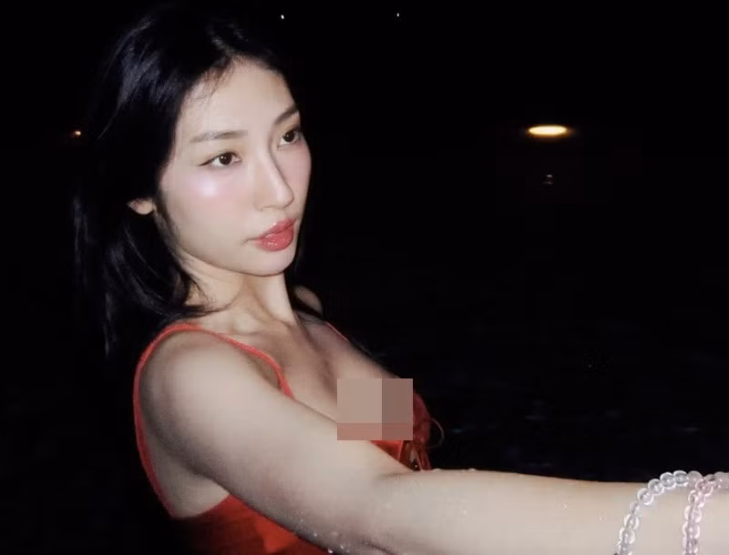 Nữ ca sĩ sinh năm 1991 hiện tại theo đuổi hình tượng trưởng thành, quyến rũ thay vì phong cách ngọt ngào, kín đáo như ngày mới vào nghề. Ảnh: Instagram Khổng Tú Quỳnh.