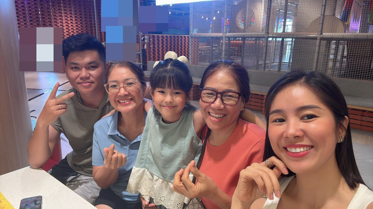 Lê Phương đưa mẹ ruột và mẹ chồng đi ăn uống kỷ niệm đám cưới vào năm 2025.