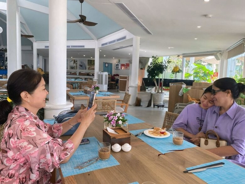 Nhân dịp Ngày của Mẹ năm 2025, Lê Phương đưa mẹ chồng và mẹ đẻ đi ăn uống.
