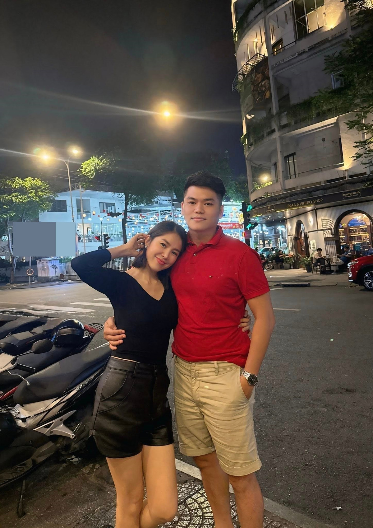 Ngoài bố mẹ hai bên, chồng là hậu phương vững chắc của Lê Phương. Ca sĩ Trung Kiên luôn âm thầm ủng hộ Lê Phương theo đuổi nghệ thuật, sẵn sàng san sẻ việc nhà, chăm sóc con cái để vợ yên tâm làm nghề. Chính sự quan tâm nhẹ nhàng, không phô trương ấy giúp nữ diễn viên giữ được sự cân bằng giữa công việc và gia đình.