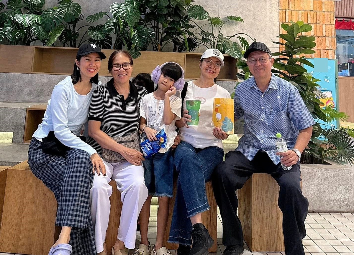 Nữ diễn viên cùng Trung Kiên đưa gia đình hai bên đi xem phim.