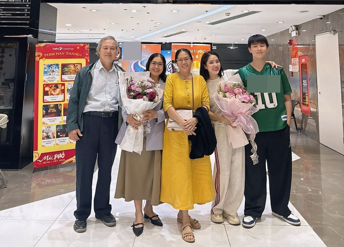 Lê Phương nhận được sự cổ vũ đặc biệt từ mẹ chồng (váy vàng), bố mẹ đẻ, chồng và con trai khi diễn kịch.