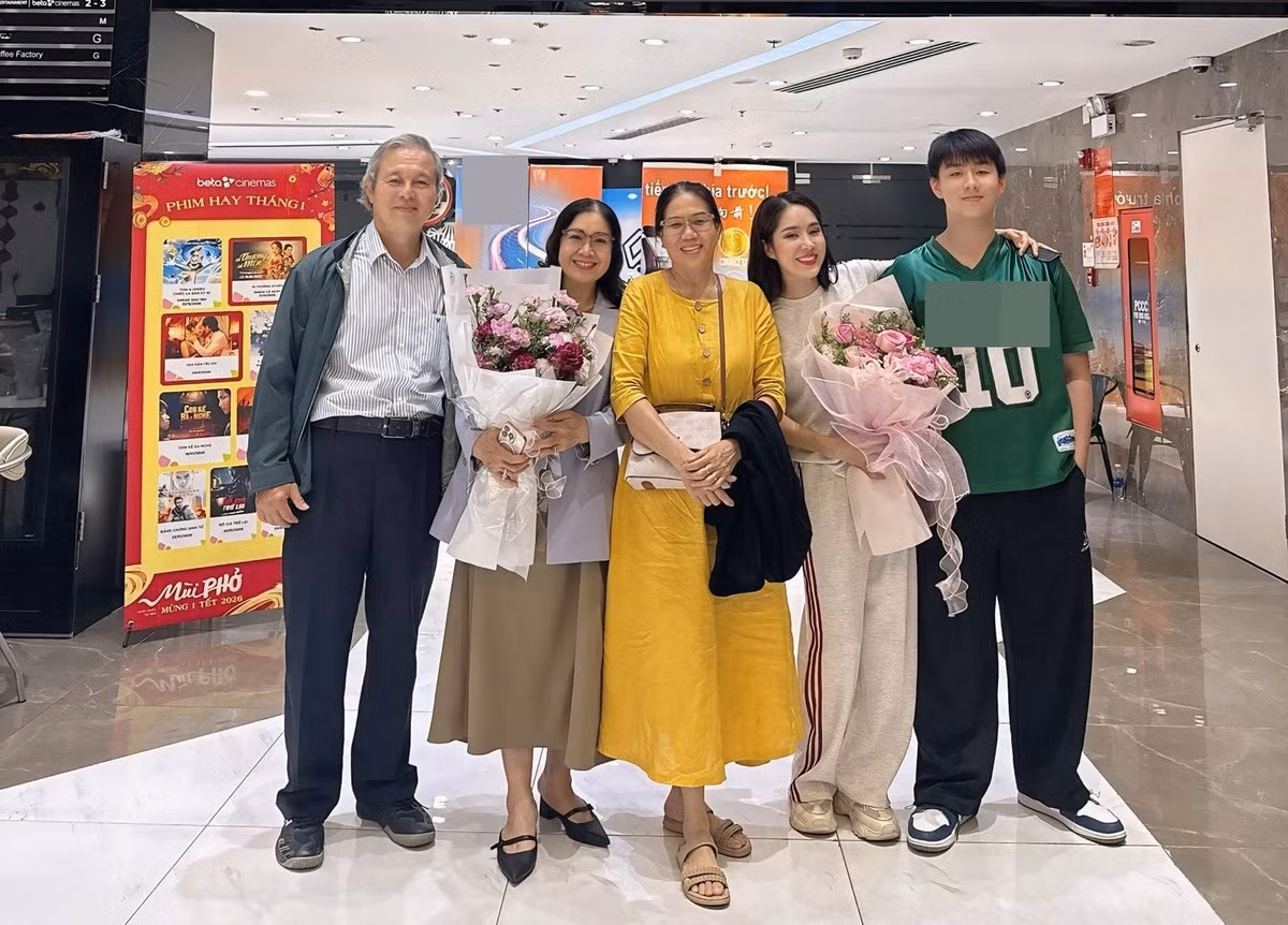 Lê Phương nhận được sự cổ vũ đặc biệt từ mẹ chồng (váy vàng), bố mẹ đẻ, chồng và con trai khi diễn kịch.