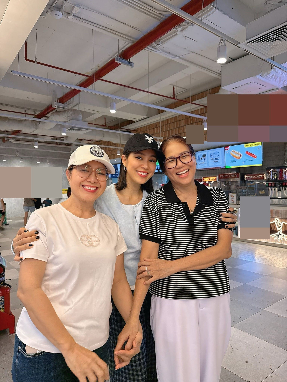 Không ít lần Lê Phương khoe mối quan hệ tốt đẹp với mẹ chồng..