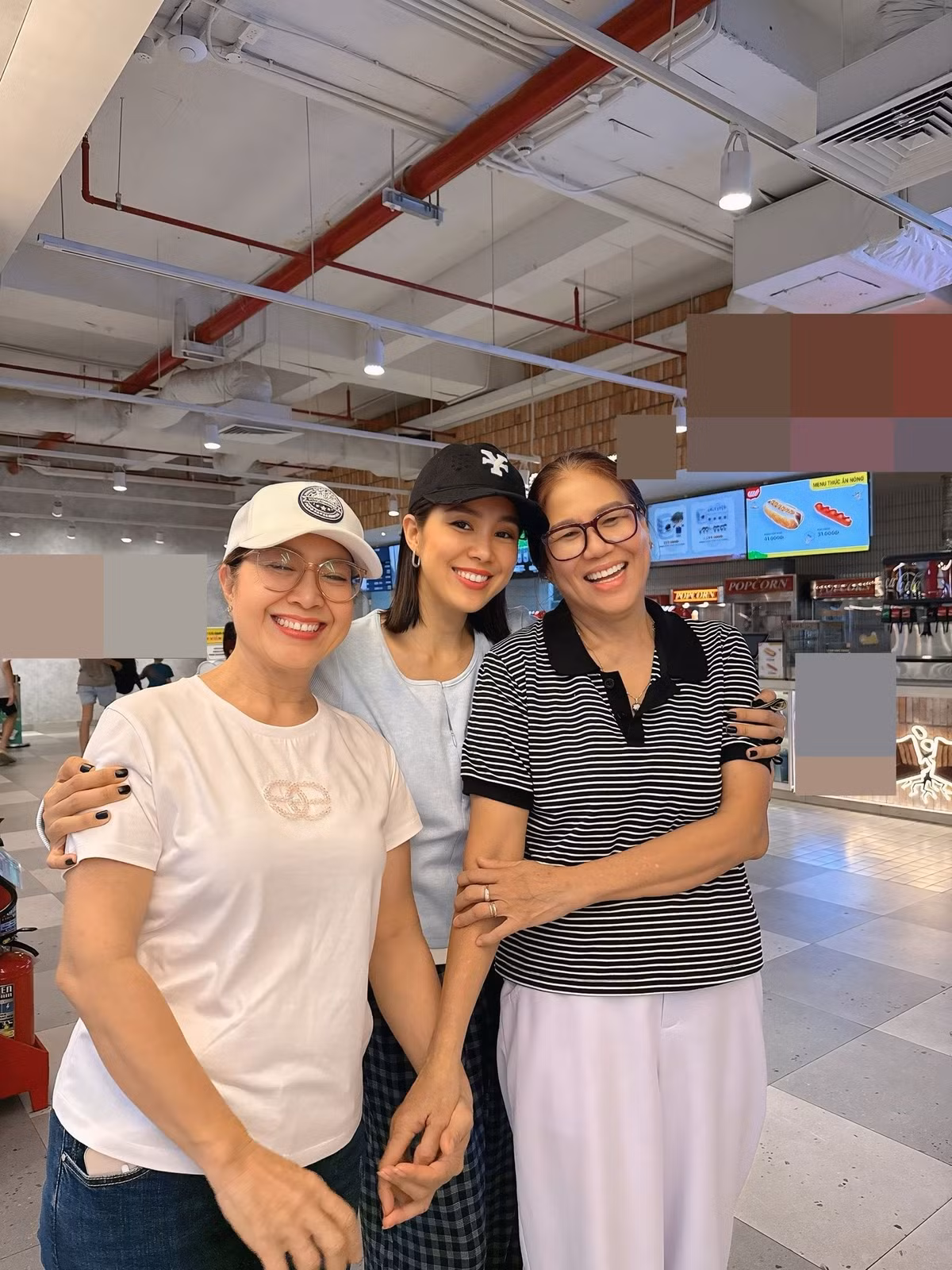 Không ít lần Lê Phương khoe mối quan hệ tốt đẹp với mẹ chồng..