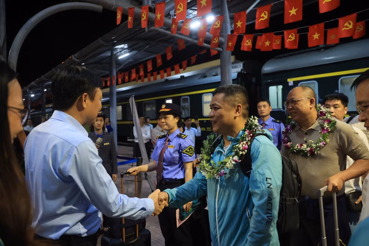 Những du khách quốc tế đầu tiên đến Việt Nam tháng 5/2025 trên chuyến tàu liên vận được nối lại sau 5 năm. Ảnh: Đường sắt Việt Nam.