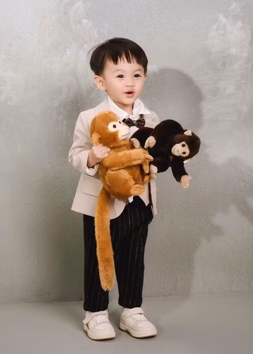 Con trai Đàm Thu Trang ăn mặc sành điệu, ra dáng hot boy nhí. Ảnh: FB Đàm Thu Trang.