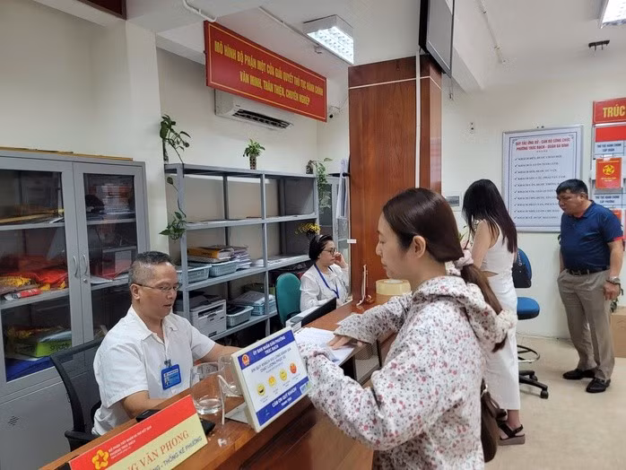 Công chức, viên chức mong chờ tăng lương cơ sở. Ảnh: MINH PHONG