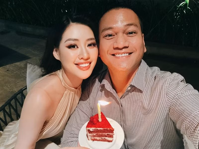 Mới đây, nhân dịp sinh nhật của nhiếp ảnh gia Nguyễn Long, Hoa hậu Khánh Vân tiết lộ, cô được chồng cầu hôn đúng vào anh đón tuổi mới năm 2024. Ảnh: FB Nguyễn Long.