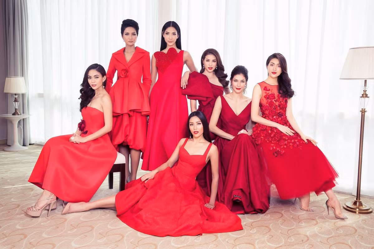 H'hen Niê chia sẻ rằng cô có lẽ là mỹ nhân duy nhất đã góp mặt trong các bộ ảnh Gia đình Hoàn vũ từ năm 2018 đến 2025.