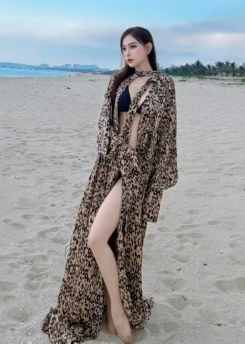Trước đó, nữ ca sĩ sinh năm 1984 diện bikini hai mảnh kết hợp áo choàng maxi. Ảnh: FB Thu Thủy.
