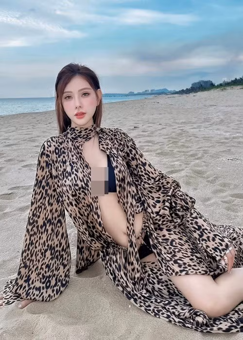 Thu Thủy gây ấn tượng với phong cách nửa kín nửa hở khi đi biển. Ảnh: FB Thu Thủy.