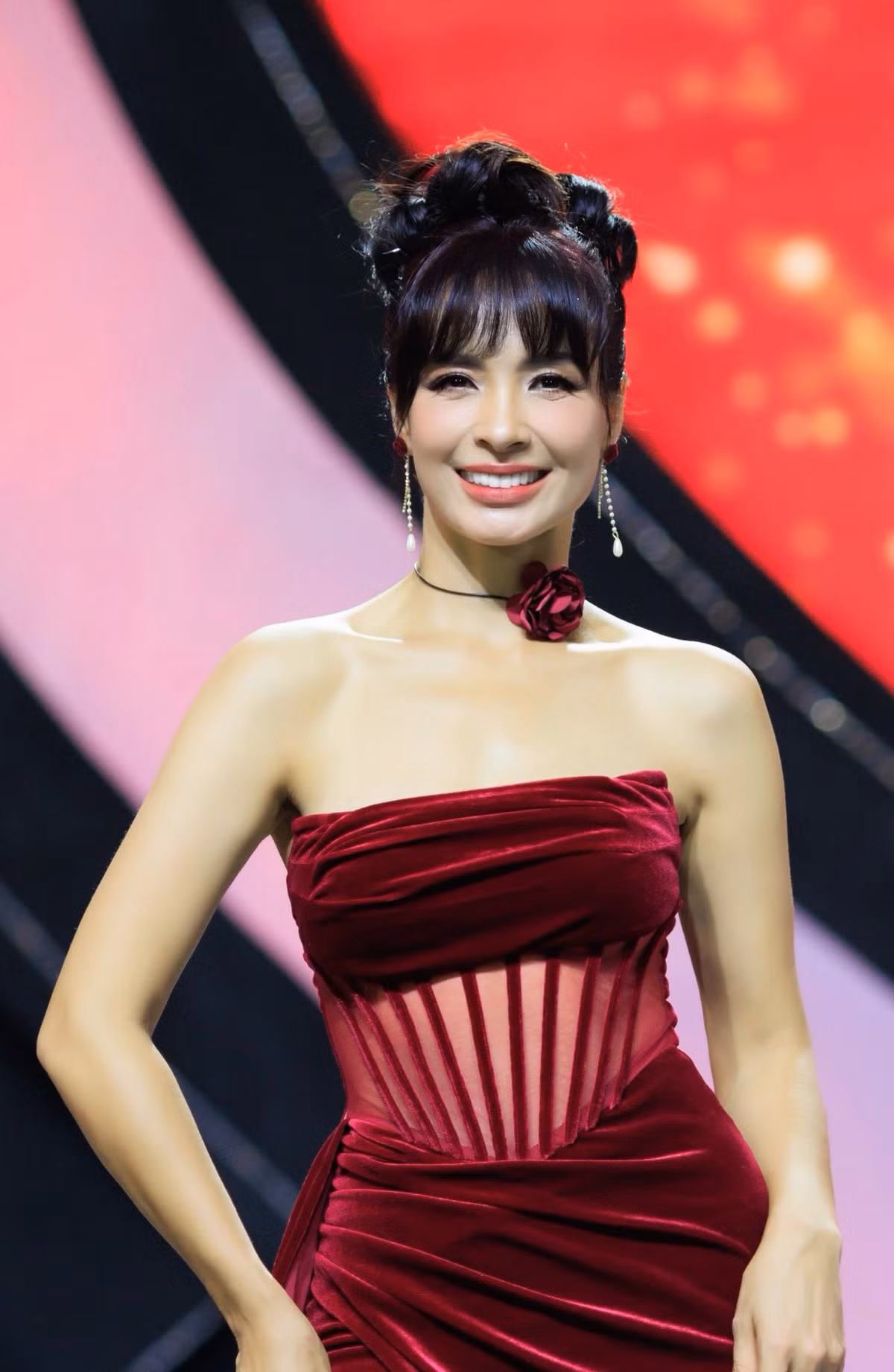 Nữ siêu mẫu đời đầu thường trung thành với kiểu tóc mái bằng giúp 'hack tuổi', linh hoạt biến hóa từ tóc xõa tự nhiên đến búi cao hay buộc đuôi ngựa cá tính.Ảnh: FB Thúy Hạnh.