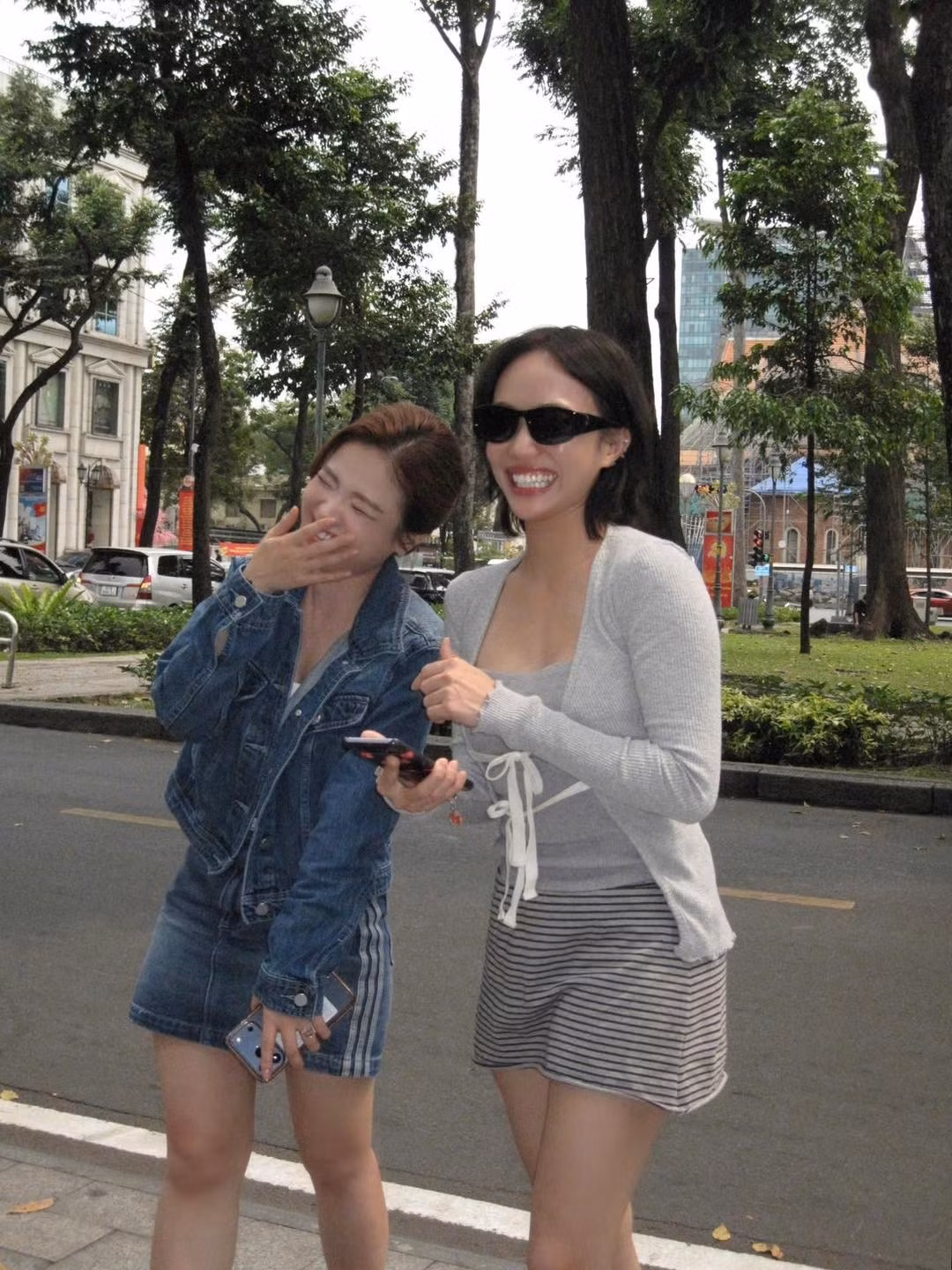 Dương Hoàng Yến đăng tải video cả nhóm đi hát karaoke, giới thiệu vui: “Có thể bạn đã biết hoặc chưa biết, đây là nhóm XYNTRA”. Ảnh: FB Diệu Nhi.