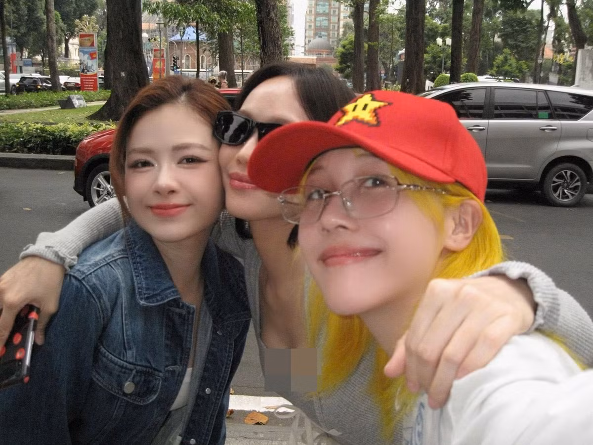 Nhóm nhạc XYNTRA gồm Diệu Nhi – Dương Hoàng Yến – Hậu Hoàng cùng nhau đi ăn uống, ca hát để khép lại một năm làm việc bận rộn. Ảnh: FB Hậu Hoàng.