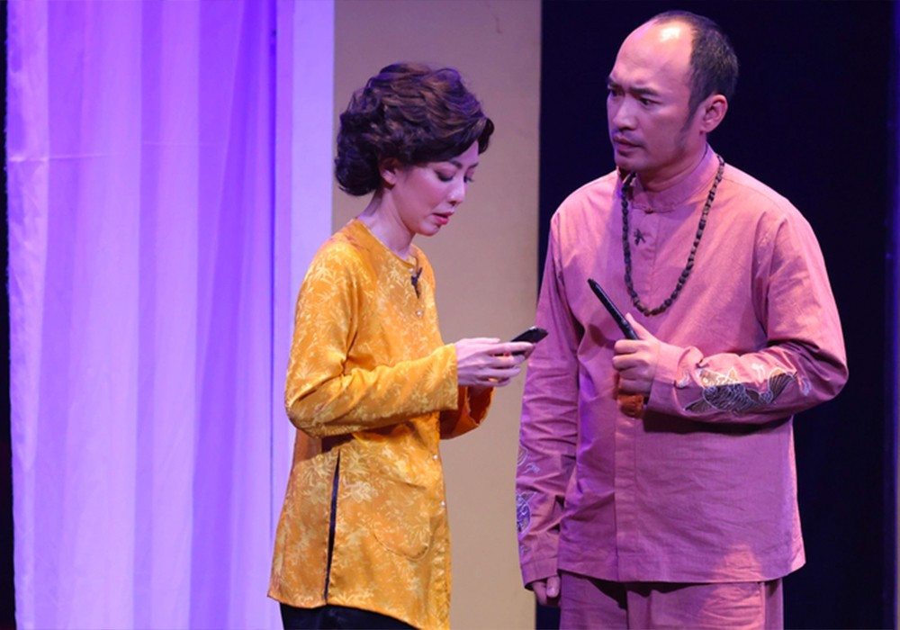 Thu Trang và Tiến Luật cũng diễn kịch chung. Trong vở diễn Tâm ma, Tiến Luật vào vai ông Mười - trùm buôn lậu, Thu Trang vào vai Lệ - người giúp việc của ông Mười. Ảnh: Vietnamnet.