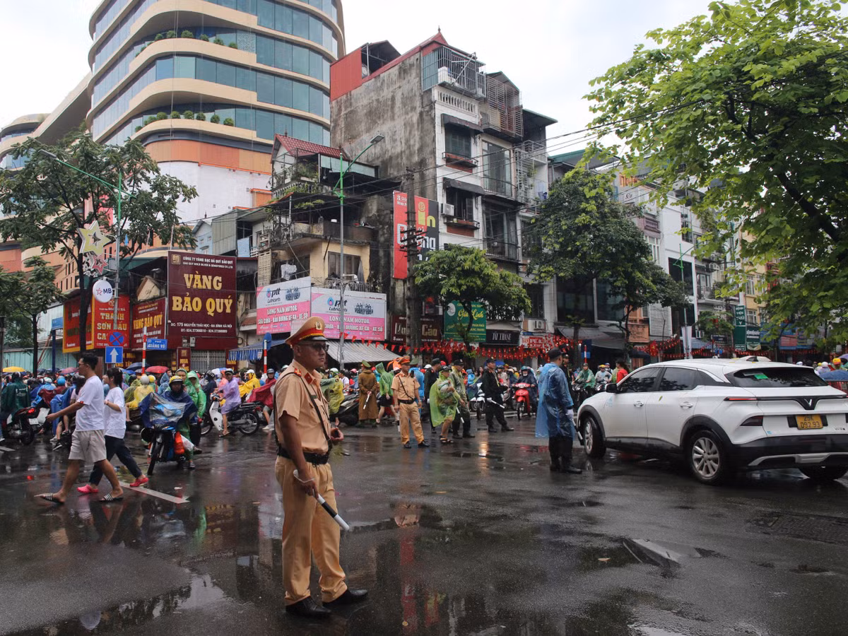 Chiều ngày 1/9, trên đường Kim Mã, các lực lượng chức năng sẵn sàng đảm bảo an ninh cho lễ diễu binh, diễu hành A80.