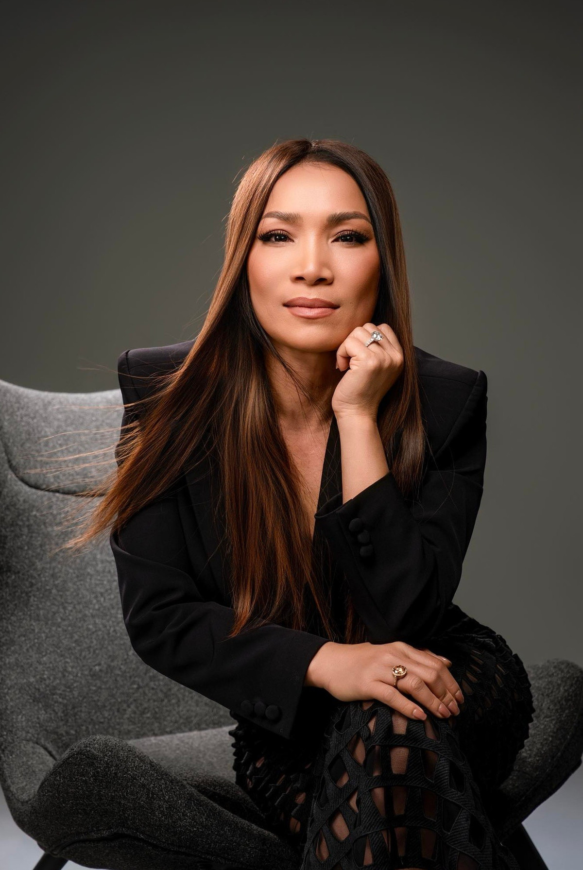 Hồng Ngọc sang Mỹ định cư. Ở xứ cờ hoa, cô vẫn miệt mài ca hát.