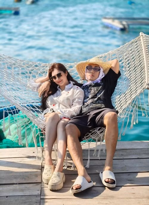 Thanh Trúc gắn bó với Châu Khải Phong. Cách đây không lâu, cô hài hước chú thích cho bức ảnh bên chồng: "Em xin đính chính là hôm đi biển, em và ảnh trốn con đi chơi nhé cả nhà". Ảnh: FB Thanh Trúc.