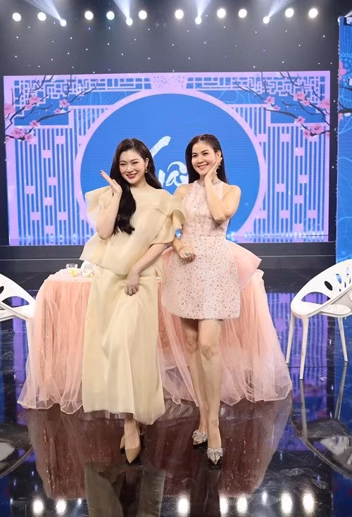 Kha Ly hài hước hỏi Thanh Trúc: "Tại sao em không đặt tên con em là Ly Kỳ đi, quá hay và độc lạ". Thanh Trúc đáp lại đồng nghiệp:"Tên con em chưa đủ Kỳ hả Ly?". Ảnh: FB Thanh Trúc.