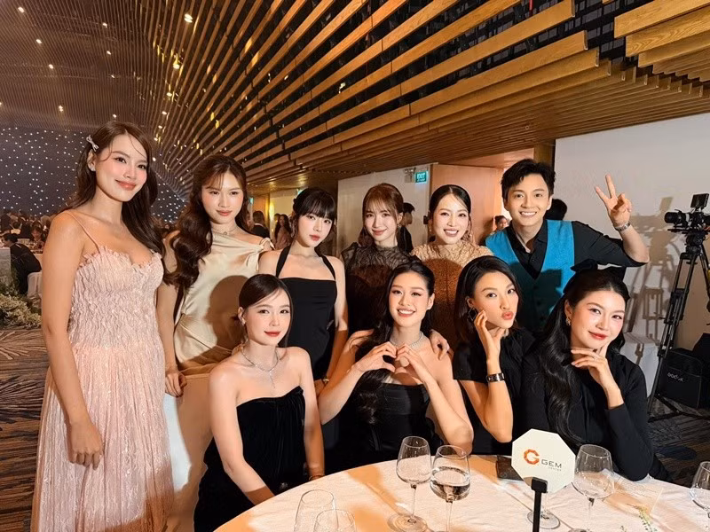 Lê Hoàng Phương, Hoàng Oanh, Thuý Vân cũng đến chúc mừng Quỳnh Châu lên xe hoa. Ảnh: FB Khánh Vân.