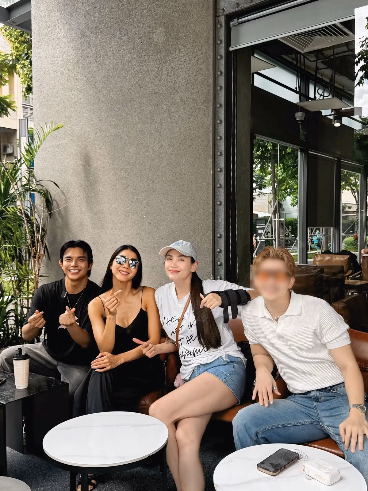 Về nước, Ngọc Quyên thường xuyên tụ tập bạn bè ăn uống.