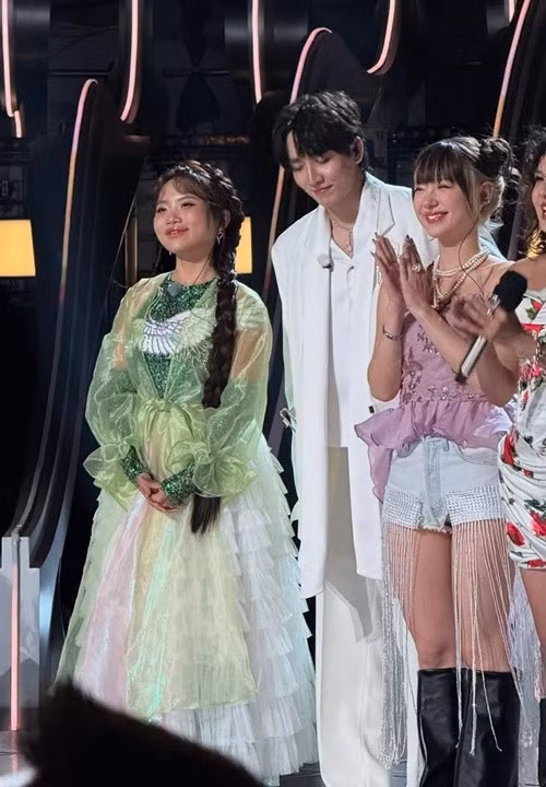 Trong tập phát sóng tại Trạm Việt Nam (Vịnh Hạ Long) của chương trình Sing! Asia 2025, Phương Mỹ Chi thể hiện hai ca khúc nằm trong album Vũ trụ cò bay gồm Buôn trăng và Rock hạt gạo. Ảnh: FB Phương Mỹ Chi.