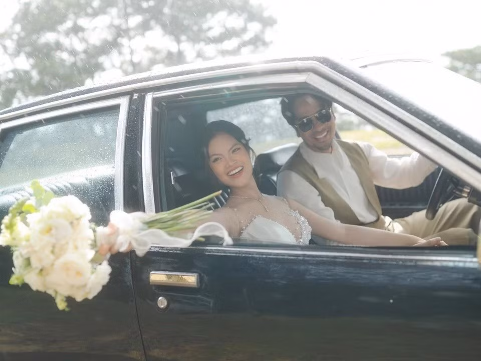 Trong từng khung hình, Đoàn Minh Tài - Sunny Đan Ngọc thể hiện sự đồng điệu qua ánh mắt, nụ cười, cử chỉ. Ảnh: Znews.