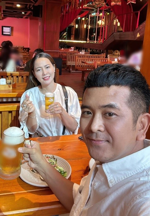 Hiếm khi trải lòng về hôn nhân trên truyền thông, vợ chồng Hùng Thuận thường xuyên đăng tải hình ảnh bên nhau trên trang cá nhân. Ảnh: FB Hùng Thuận.