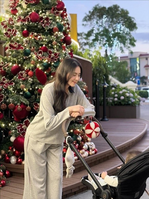 Những hình ảnh giản dị ấy cho thấy một góc khác của Mai Ngọc – nhẹ nhàng và gần gũi hơn so với hình ảnh chỉn chu quen thuộc trên sóng truyền hình.