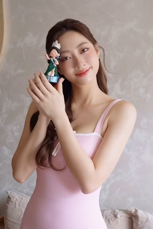 Theo Vietnamnet, năm 2022, Lương Thùy Linh tậu căn penthouse 130 m2, toạ lạc tại vị trí đắc địa của thủ đô Hà Nội. Về giá trị của căn nhà, người đẹp tiết lộ đây là số tiền tiết kiệm được sau 2 năm làm việc. Ảnh: FB Lương Thùy Linh.