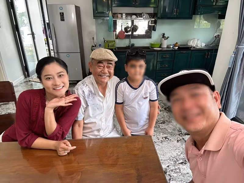 Theo Vietnamnet, Chân Chân từng là nhà sản xuất phim nên thường xuyên đưa ra lời tư vấn cho nghệ sĩ Việt Anh. Ảnh: FB NSND Việt Anh.