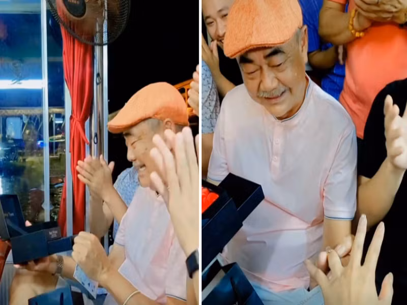 Theo Znews, tháng 7/2025, dịp sinh nhật, NSND Việt Anh được Chân Chân tặng một hộp quà. Sau khi mở quà, nam diễn viên lấy một chiếc nhẫn đeo vào ngón tay áp út của bạn gái. Còn Chân Chân đeo chiếc còn lại cho nửa kia. Ảnh: Znews.