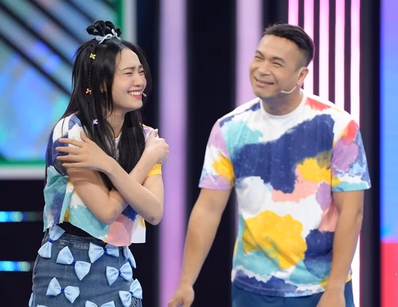 Trong 7 nụ cười xuân, Minh Dự hài hước cho rằng Ninh Dương Lan Ngọc là “người bị loại khỏi môi trường giáo dục” bởi cô không còn đi học. Sau đó, Trương Thế Vinh nói với Lan Ngọc: “Em biết tại sao người ta gọi em là bị loại khỏi nền giáo dục không?”. Khi đồng nghiệp thắc mắc, nam diễn viên đưa ra một từ được cho là khiếm nhã khiến Lan Ngọc bất ngờ. Sau khi chương trình lên sóng, nhiều cư dân mạng cho rằng trò đùa của Trương Thế Vinh kém duyên. Ảnh: Người Đưa Tin.